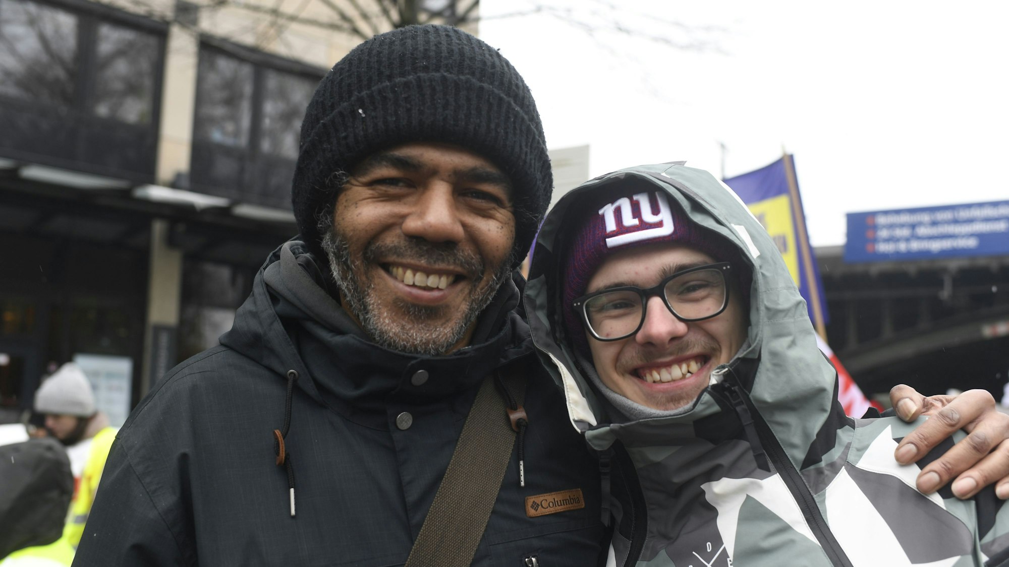 Claude Eudorcait und Yannick Rathgeb arbeiten als Erzieher und nehmen am Warnstreik in Köln teil, um für 10,5 Prozent mehr Lohn zu demonstrieren.