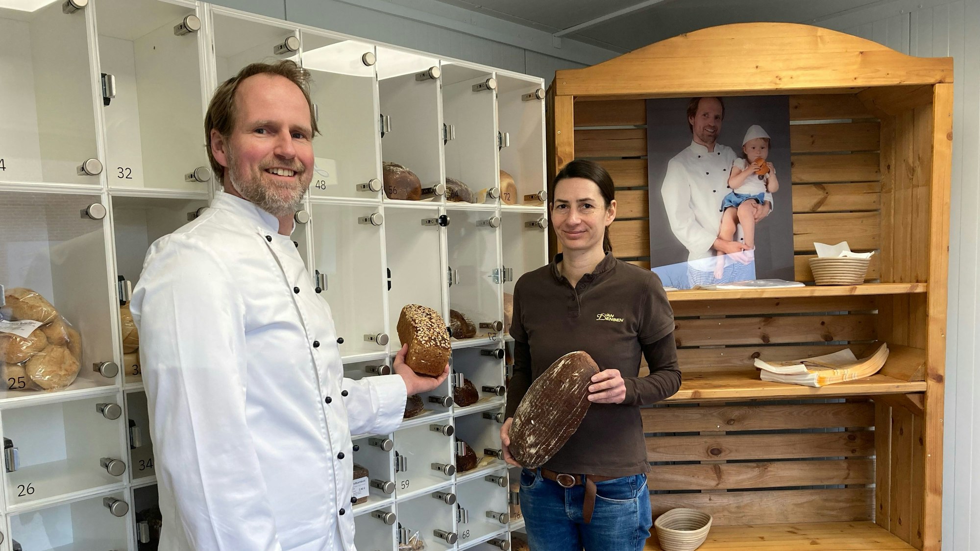 Sebastian van Densen mit seiner Frau Nadine vor dem neuen Brotautomaten „Brooddöösken“ in St. Tönis.