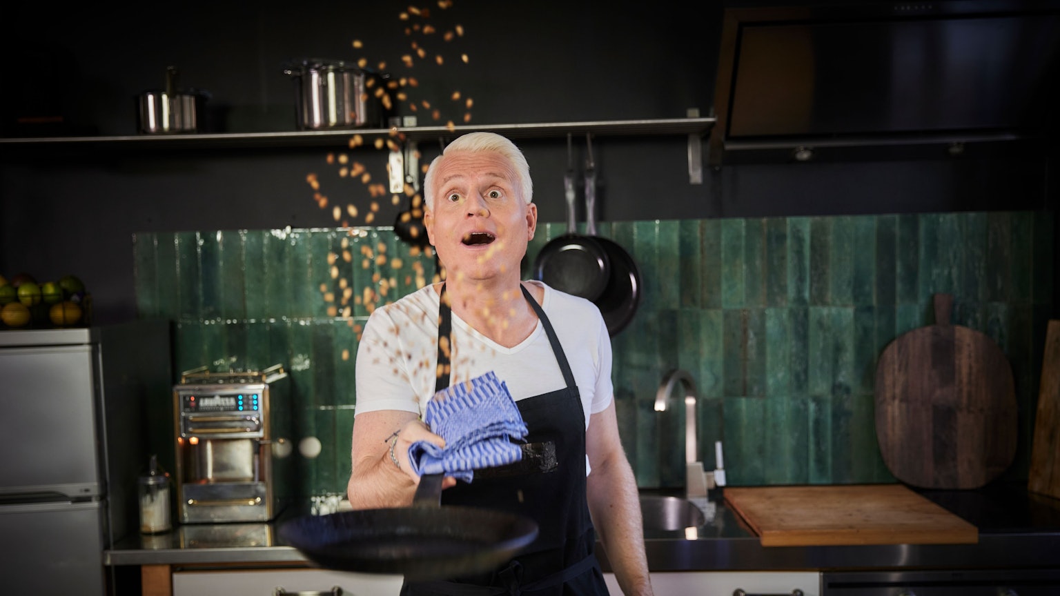 Guido Cantz hat sein erstes Kochbuch veröffentlicht: „Restaurant Cantzini - 50 Rezepte mit Humor“.