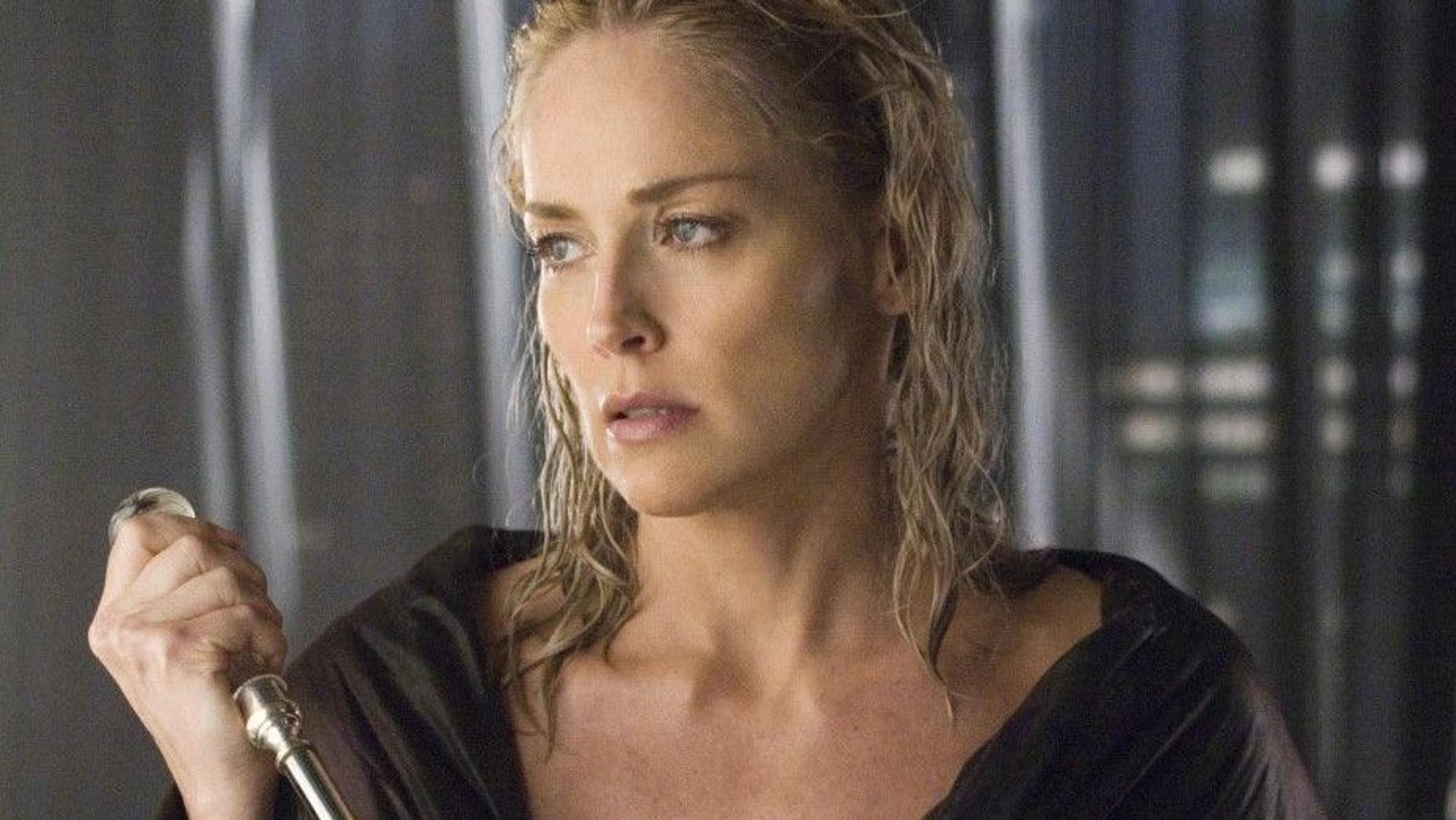 Sharon Stone hält einen Eispickel in der Hand. Sie hatte nasse Haare.