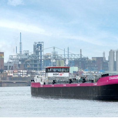 Die „Courage“, das erste von zwei Niedrigwasser-Spezialschiffen, die exklusiv für Covestro fahren, auf dem Rhein