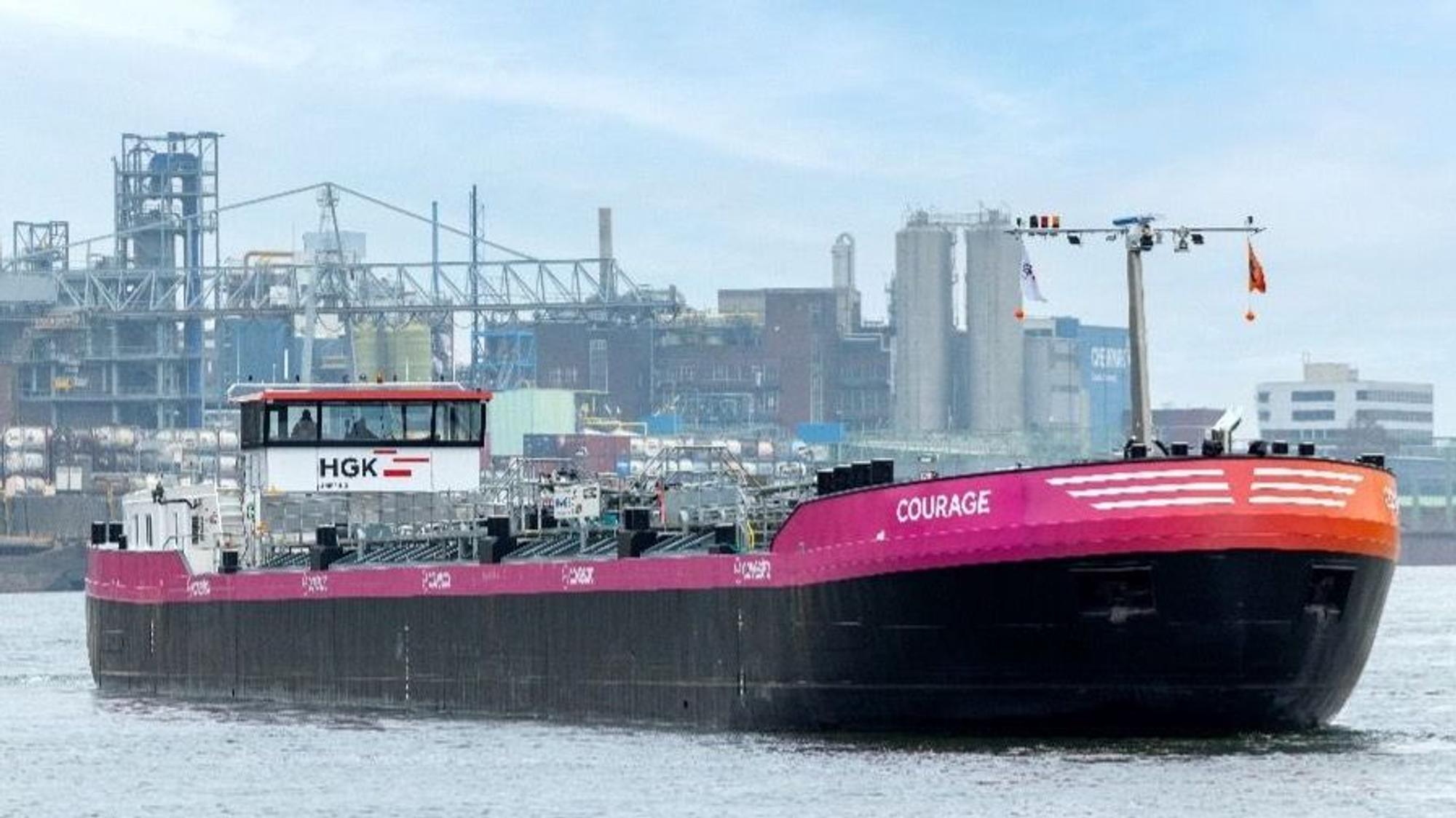 Die „Courage“, das erste von zwei Niedrigwasser-Spezialschiffen, die exklusiv für Covestro fahren, auf dem Rhein