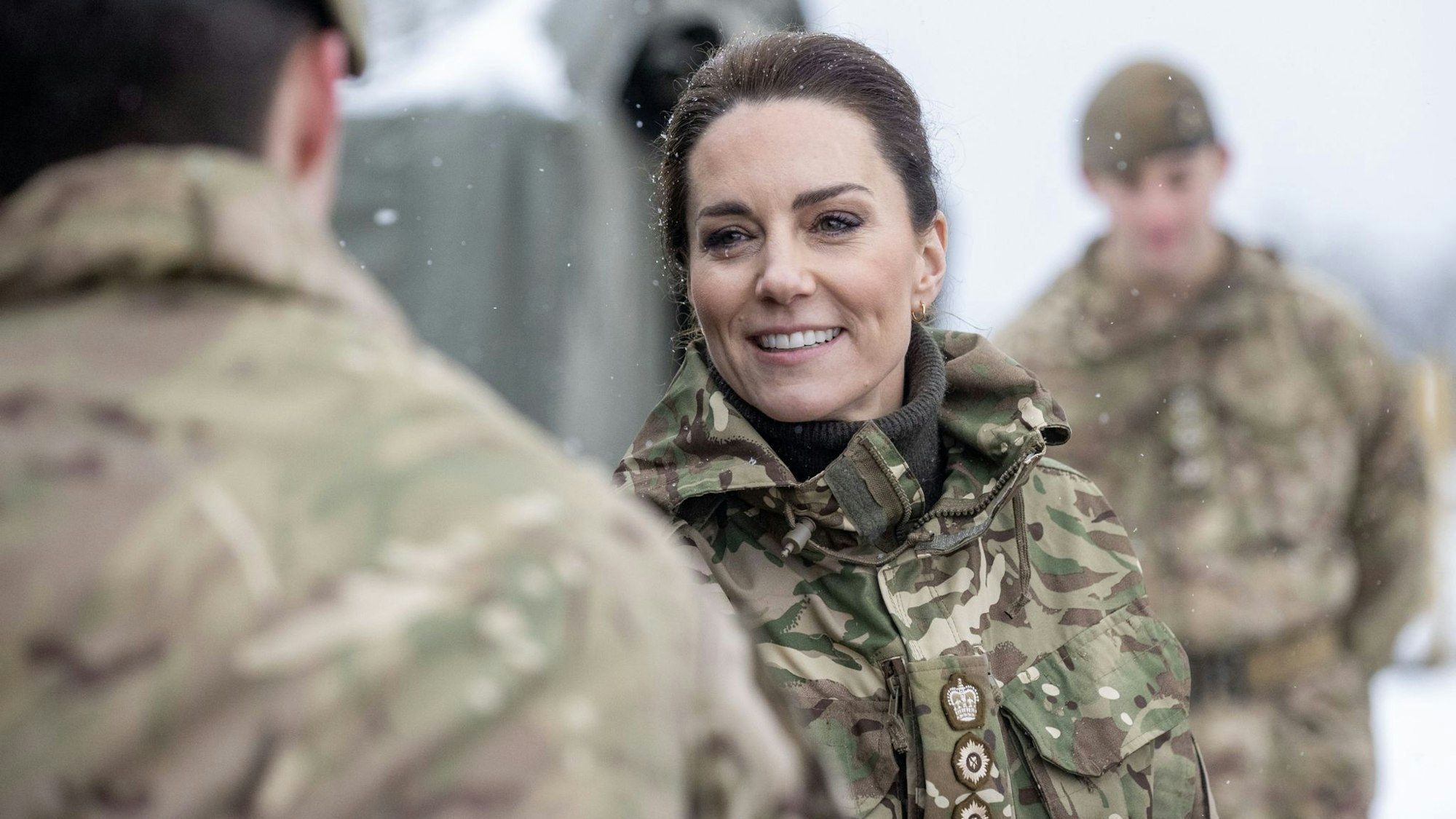 Prinzessin Kate lächelt in Uniform.