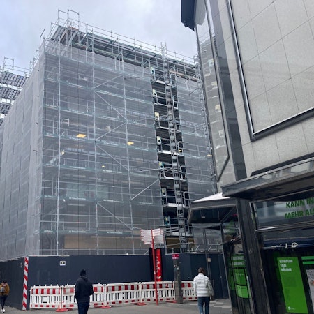 Das Bild zeigt ein Haus auf der Hohe Straße, es ist mit einem Baugerüst versehen.