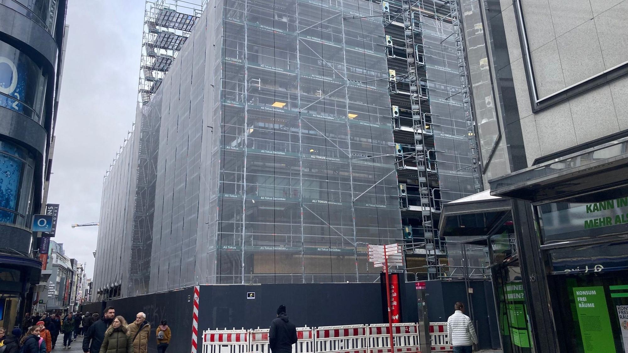 Das Bild zeigt ein eingerüstetes Haus auf der Hohe Straße.