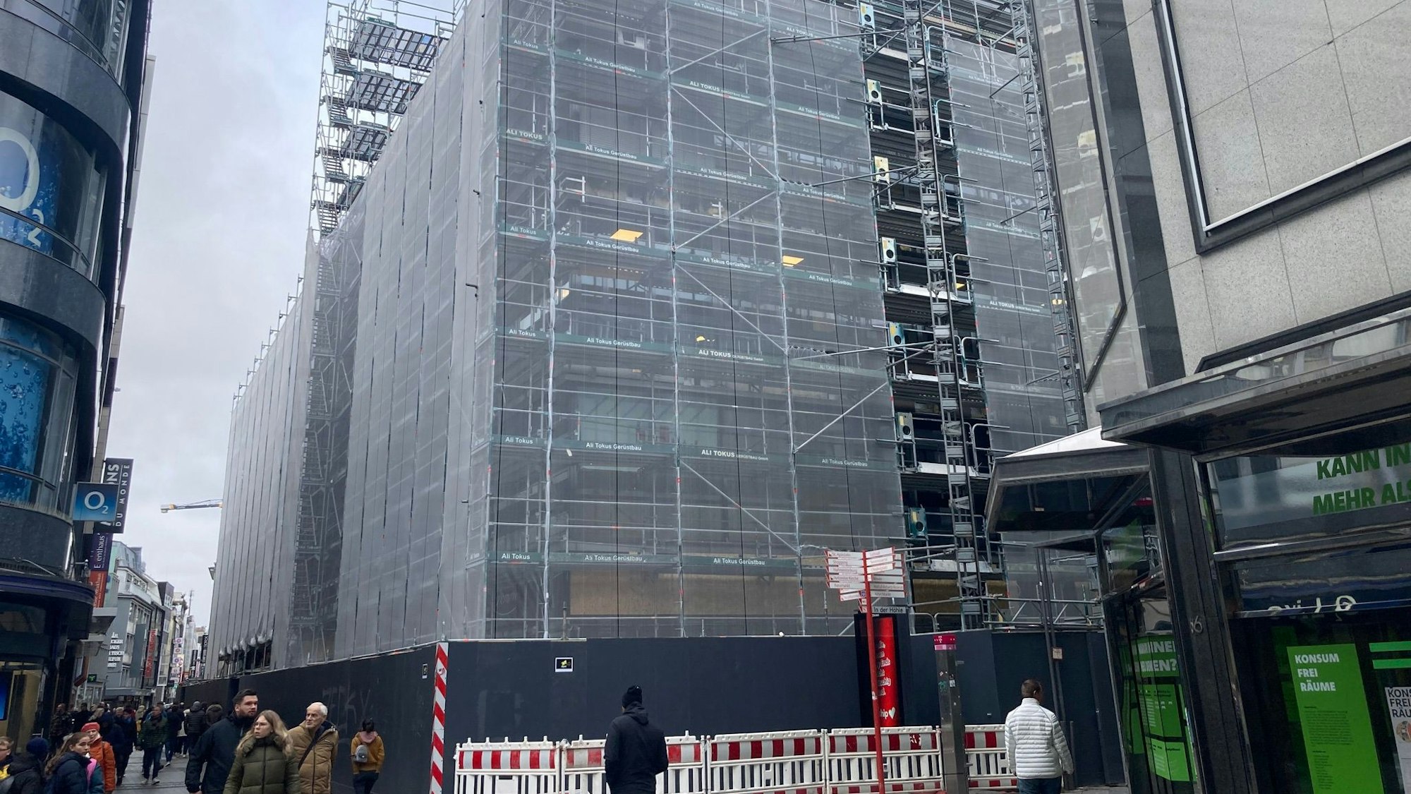 Das Bild zeigt ein eingerüstetes Haus auf der Hohe Straße.