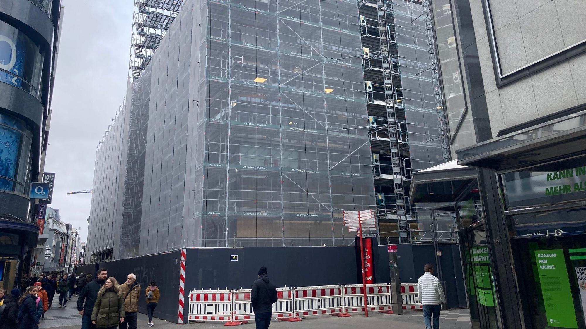 Das Bild zeigt ein eingerüstetes Haus auf der Hohe Straße.