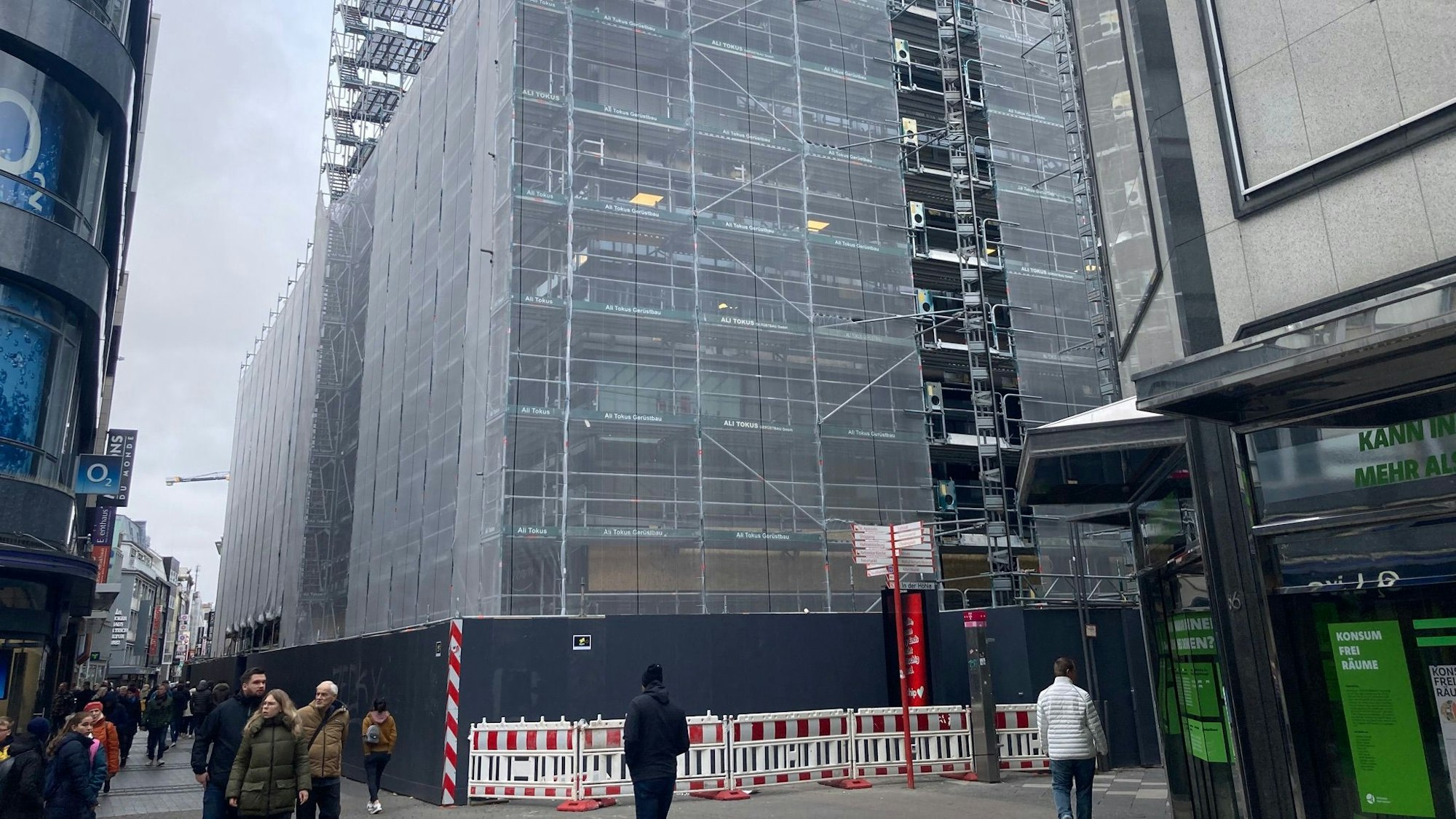 Das Bild zeigt ein Haus auf der Hohe Straße, es ist mit einem Baugerüst versehen.