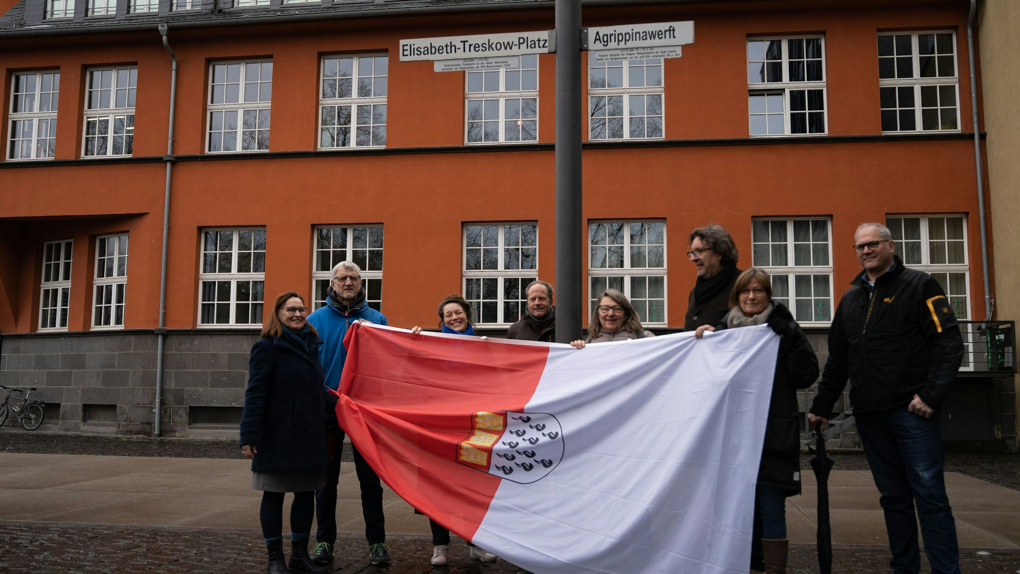 Einige der Verantwortlichen vor dem frisch eingeweihten Ergänzungsschild am Elisabeth-Treskow-Platz.