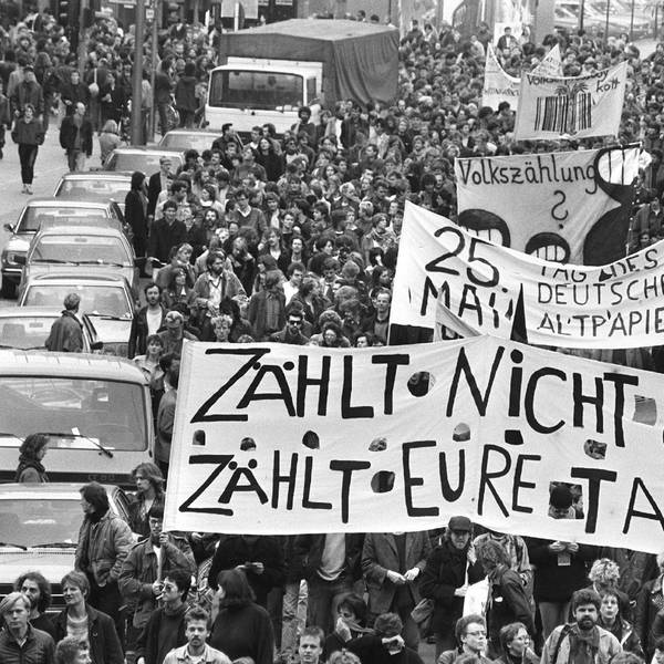 Mehrere tausend Gegner der Volkszählung beteiligen sich am 16. Mai 1987 in Berlin an einer Demonstration gegen die statistischen Erhebungen.