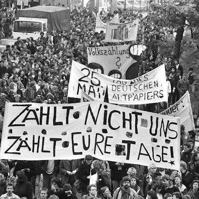 Mehrere tausend Gegner der Volkszählung beteiligen sich am 16. Mai 1987 in Berlin an einer Demonstration gegen die statistischen Erhebungen.