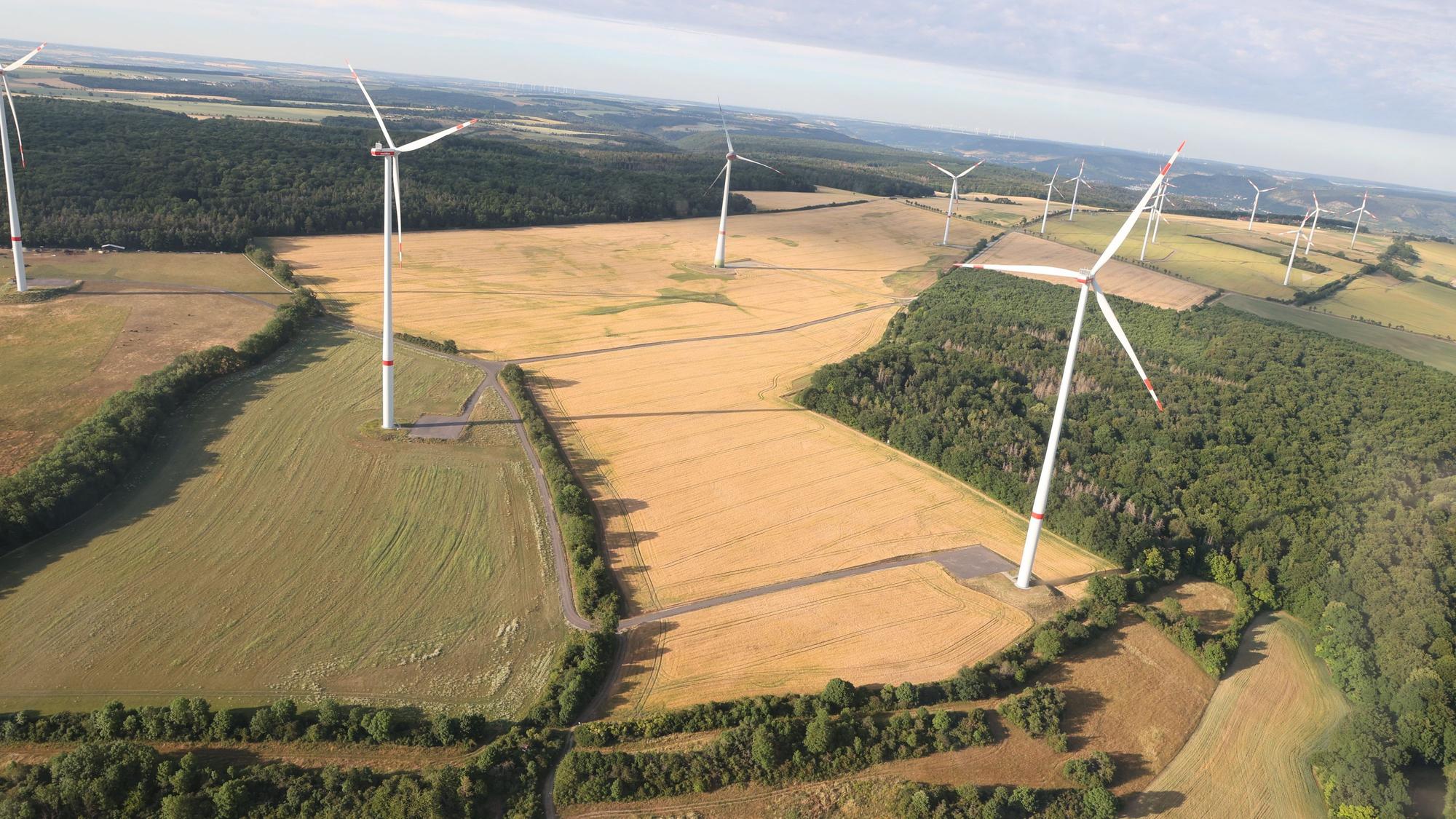 Windräder stehen auf einem Feld