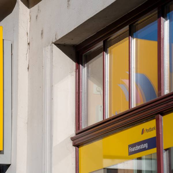 ARCHIV - 25.03.2019, Brandenburg an der Havel: Ein Schild mit dem Logo der Postbank ist an der Fassade einer Bankfiliale angebracht. Jahre nach der Komplettübernahme der Postbank durch die Deutsche Bank beschäftigen Nachforderungen von Aktionären noch einmal den Bundesgerichtshof (BGH). (zu dpa "Frühere Postbank-Aktionäre und Deutsche Bank streiten vor dem BGH") Foto: Monika Skolimowska/dpa-Zentralbild/dpa +++ dpa-Bildfunk +++