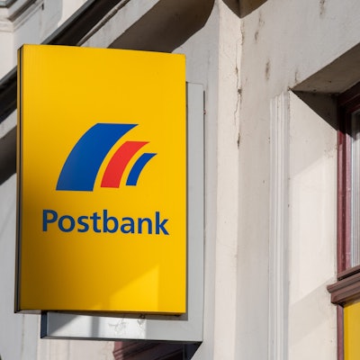 ARCHIV - 25.03.2019, Brandenburg an der Havel: Ein Schild mit dem Logo der Postbank ist an der Fassade einer Bankfiliale angebracht. Jahre nach der Komplettübernahme der Postbank durch die Deutsche Bank beschäftigen Nachforderungen von Aktionären noch einmal den Bundesgerichtshof (BGH). (zu dpa "Frühere Postbank-Aktionäre und Deutsche Bank streiten vor dem BGH") Foto: Monika Skolimowska/dpa-Zentralbild/dpa +++ dpa-Bildfunk +++