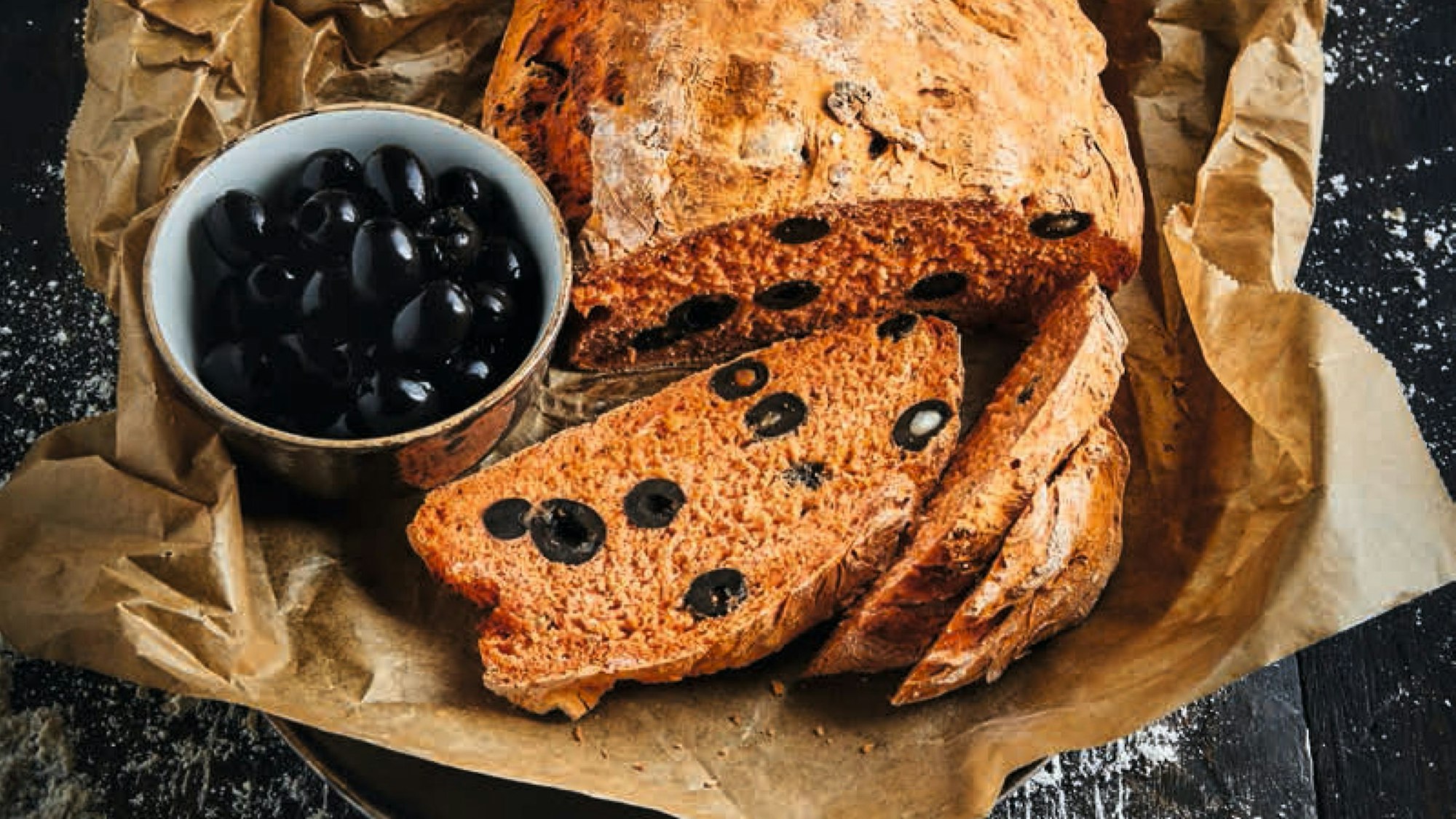 Der Bringer auf Grillpartys: Das Tomaten-Oliven-Brot von Guido Cantz fällt auf durch roten Teig und guten Geschmack.