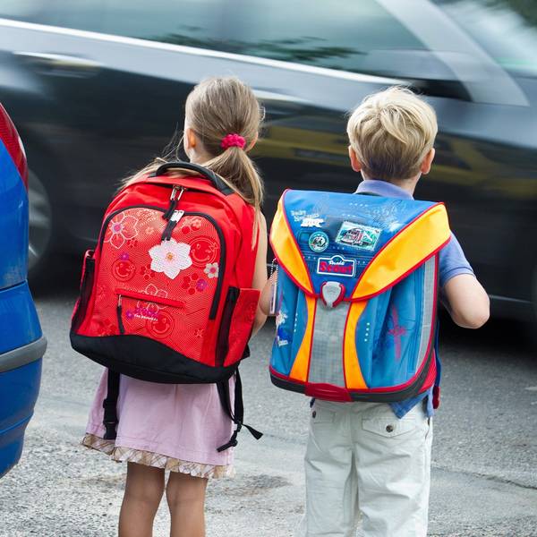 Zwei Schulkinder auf dem Schulweg. (Symbolbild)