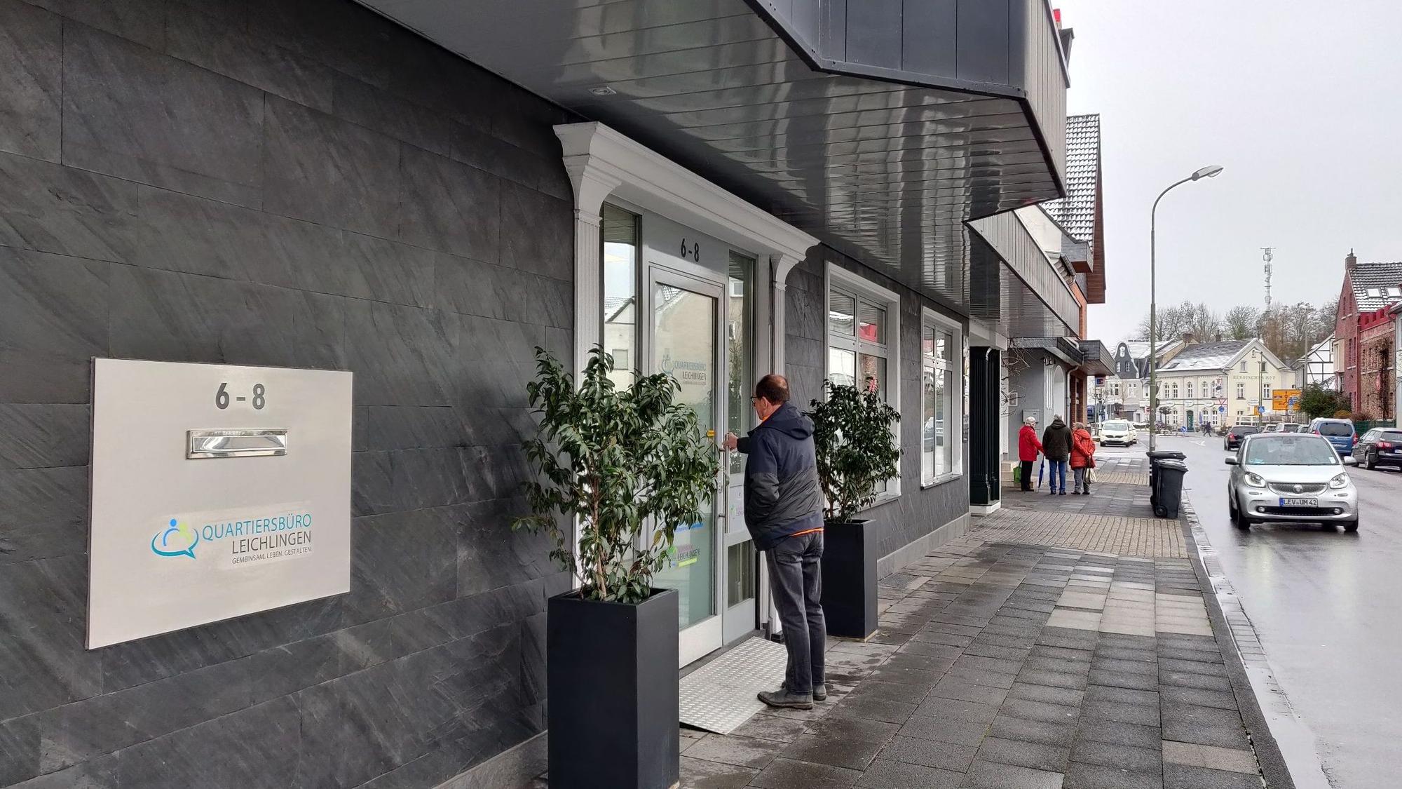 Ein Schild mit der Aufschrift Quartiersbüro Leichlingen weist auf den Sozialtreff in der Stadt hin.