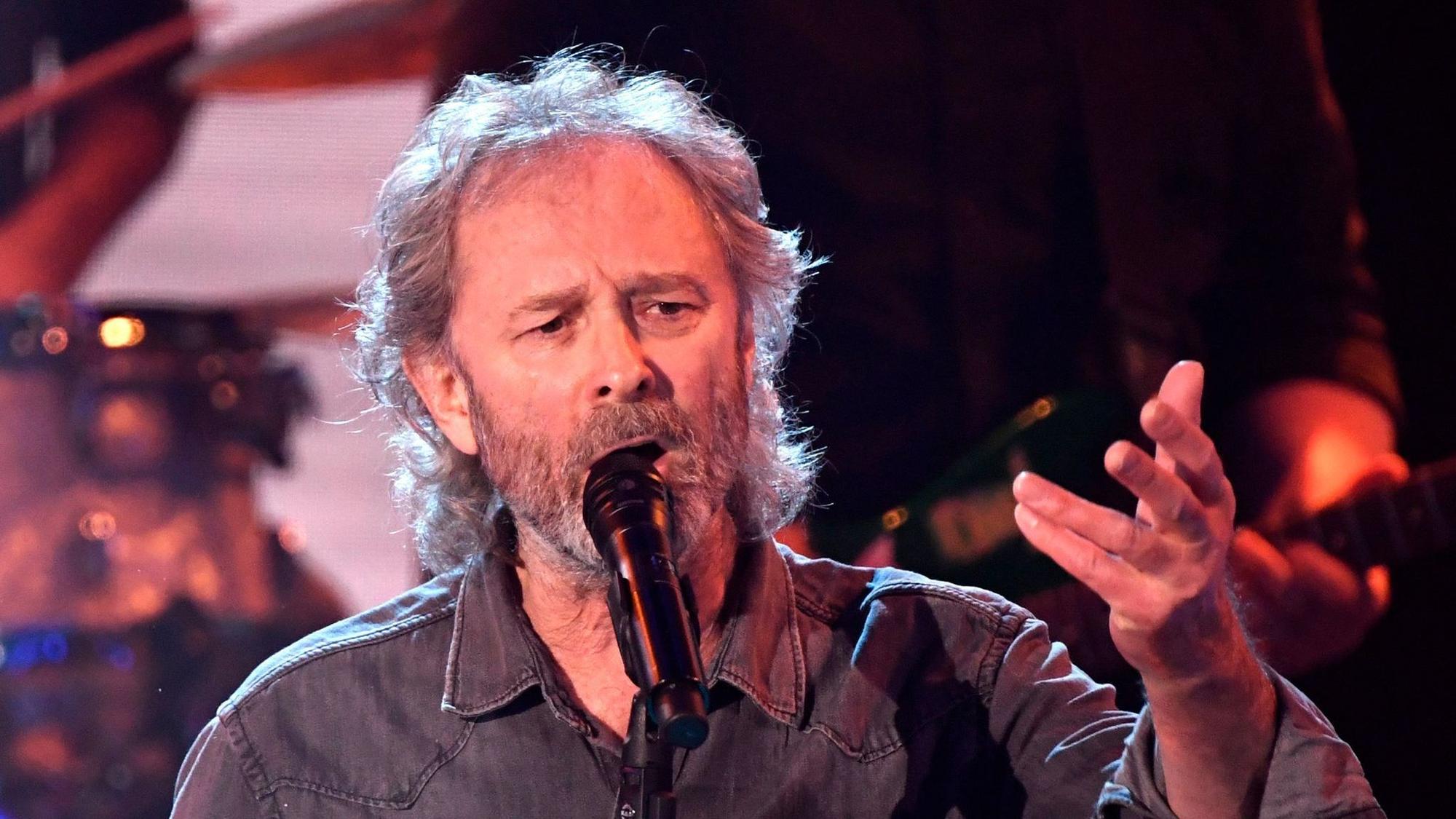 Wolfgang Petry singt auf der Bühne.