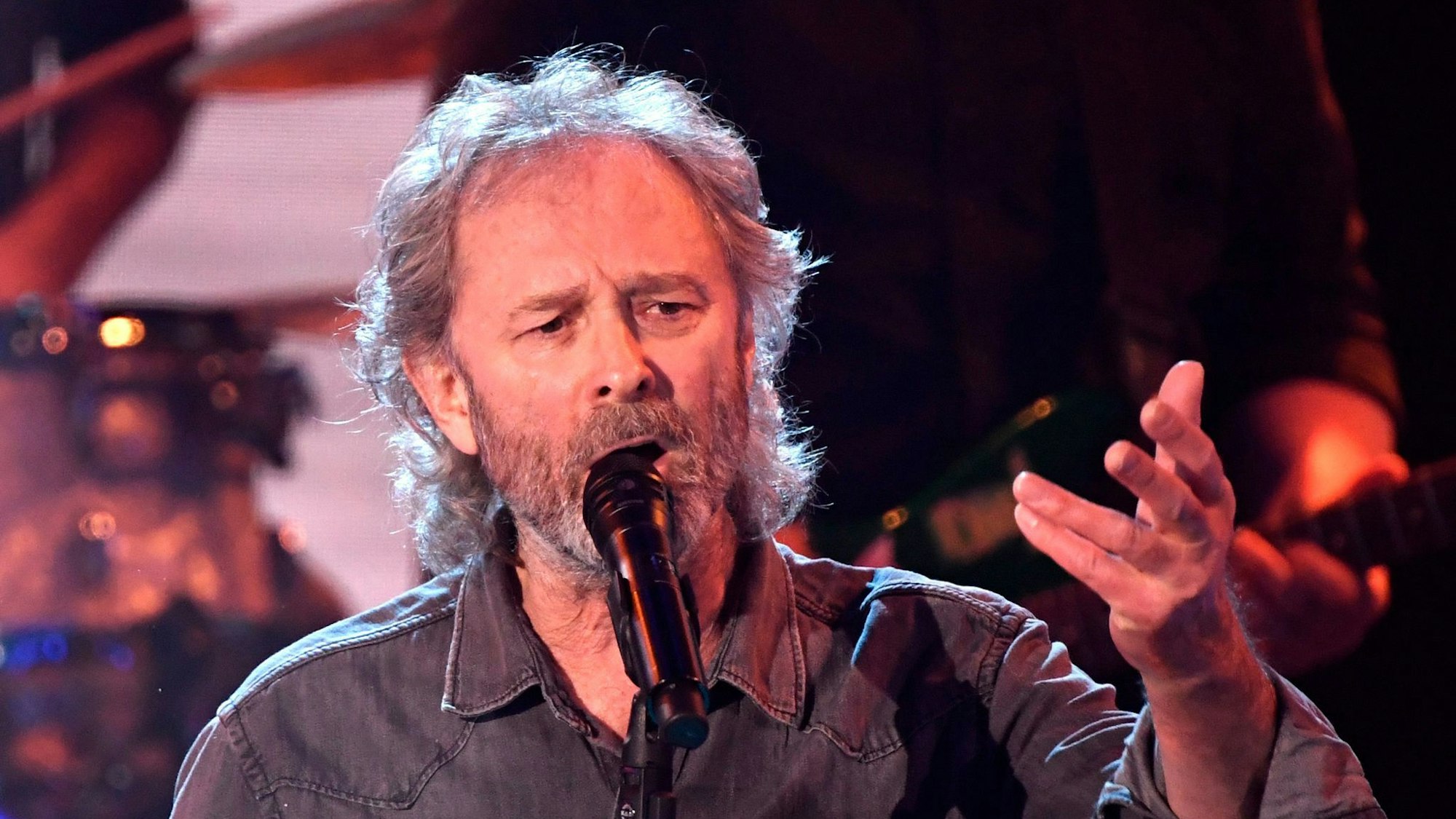 Wolfgang Petry singt auf der Bühne.