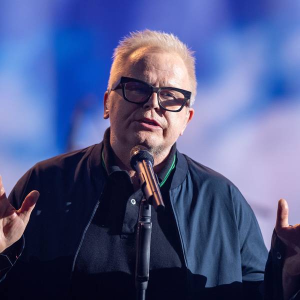 Der deutsche Sänger Herbert Grönemeyer steht auf einer Bühne.
