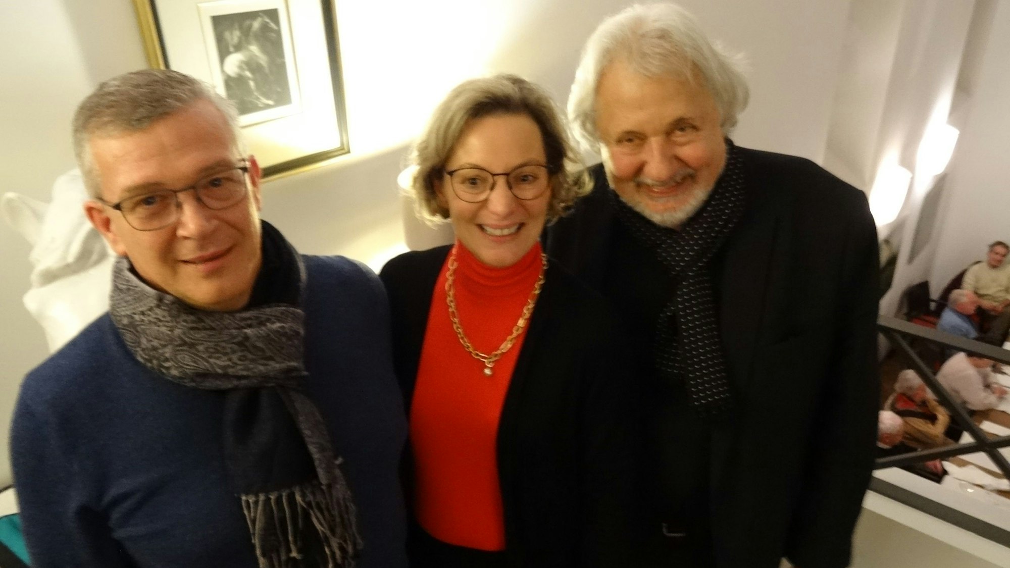 Der Kabarettist Konrad Beikircher mit den Restaurantchefs Christiane und Carlo D’Agnolo.