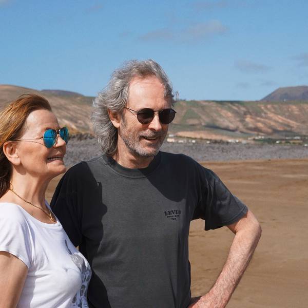 Sänger Wolfgang Petry mit seiner Frau Rosie am Strand.
