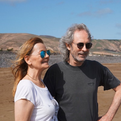 Sänger Wolfgang Petry mit seiner Frau Rosie am Strand.