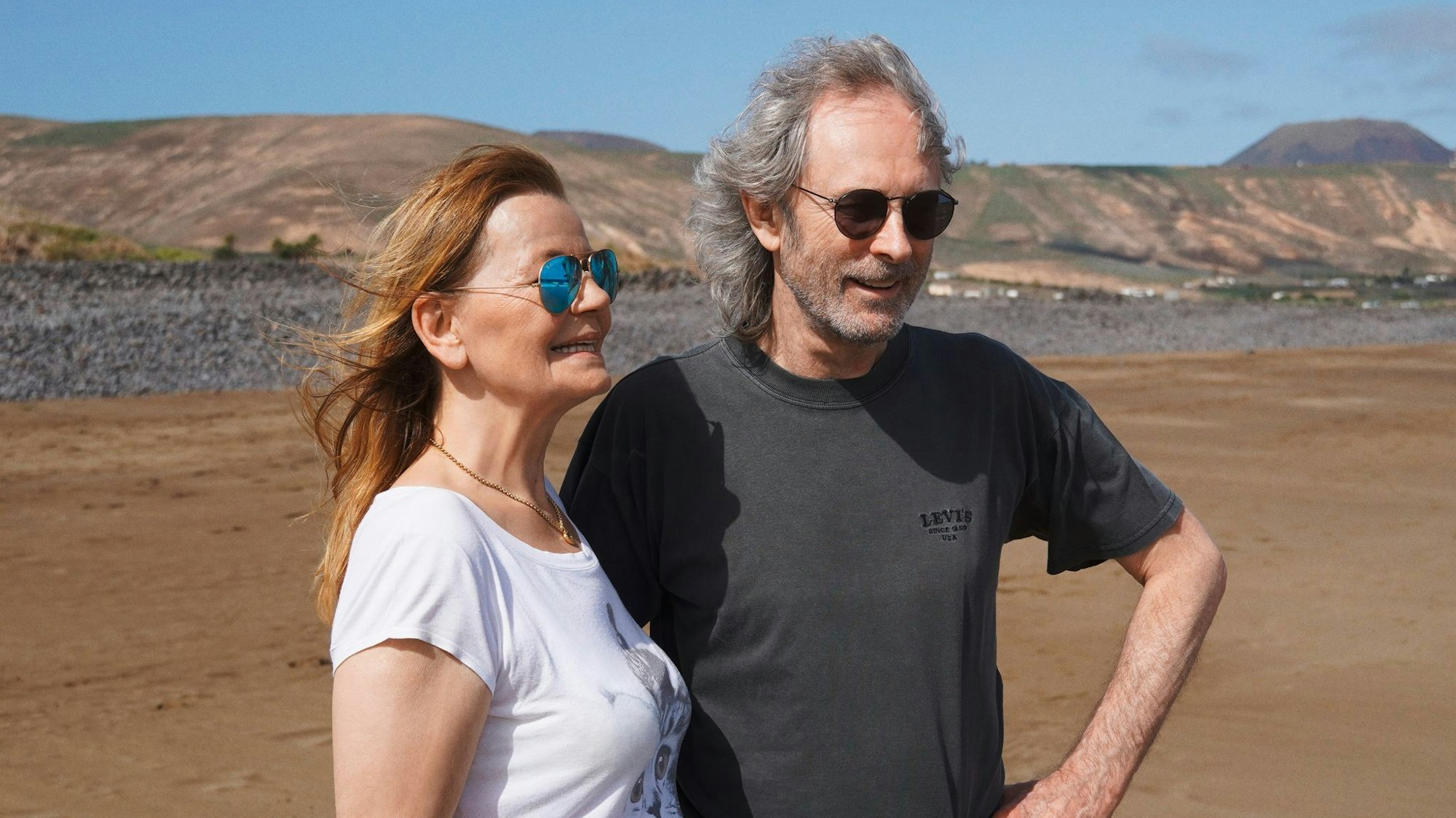 Sänger Wolfgang Petry mit seiner Frau Rosie am Strand.