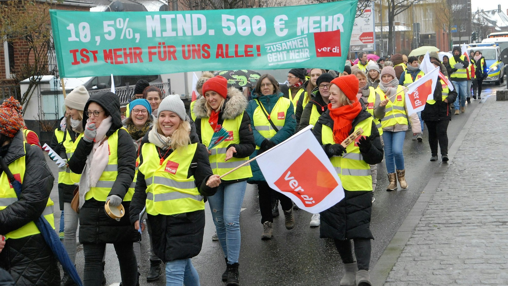 Mitglieder der Gewerkschaft Verdi auf einer Demonstration für mehr Lohn.