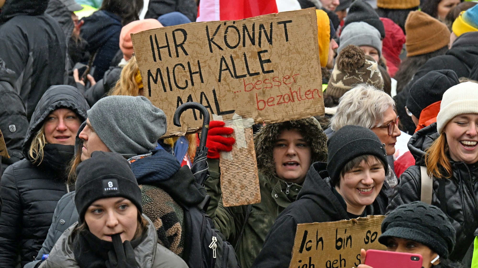 Erzieherinnen im Sozial- und Erziehungsdienst im öffentlichen Dienst beteiligen sich an einem Warnstreik der Gewerkschaft Verdi.