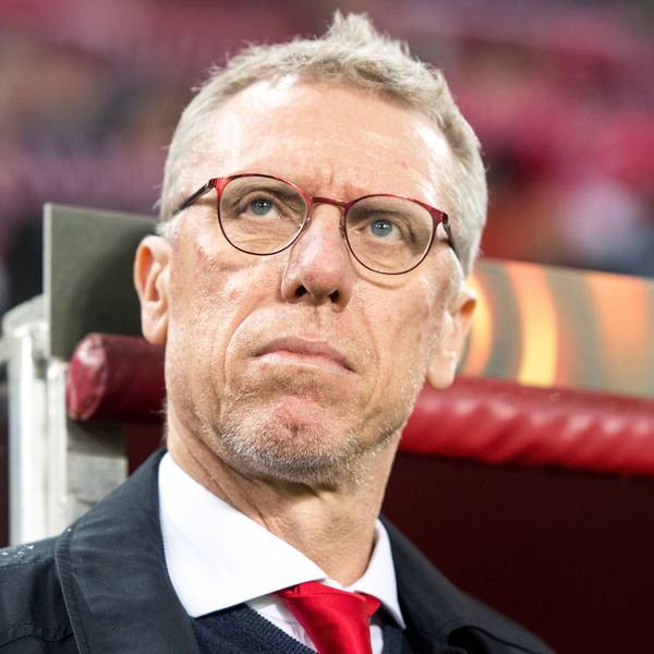 Trainer Peter Stöger blickt als FC-Trainer vor einer Partie in die Runde.