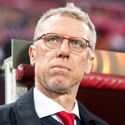 Trainer Peter Stöger blickt als FC-Trainer vor einer Partie in die Runde.