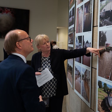 „Diese Fotos wühlen auf“, sagt Landtagspräsident Adnré Kuper bei der Eröffnung der Sonderausstellung.