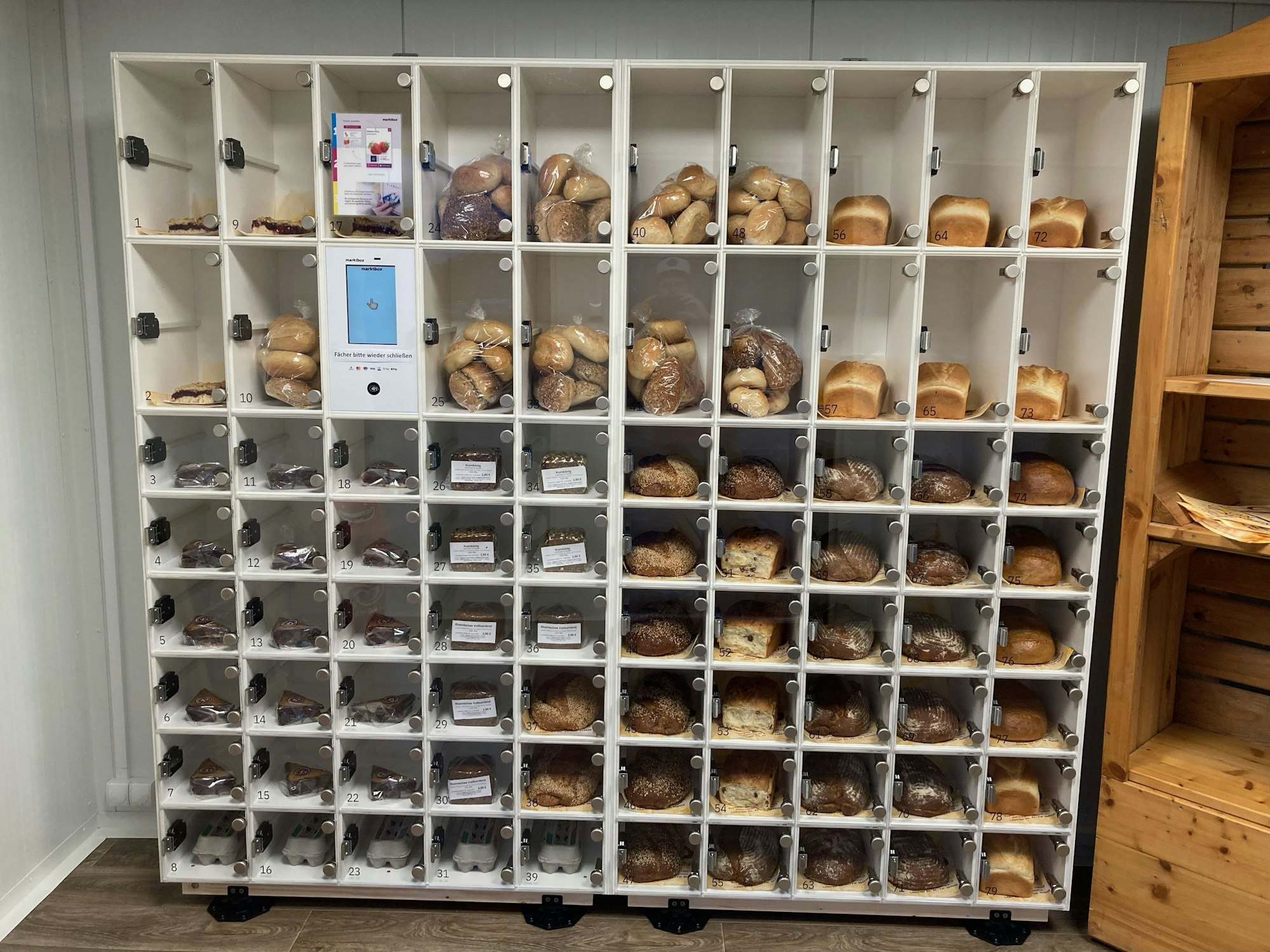 Blick auf die Fächer mit Broten im „Brooddösken“ in St. Tönis.