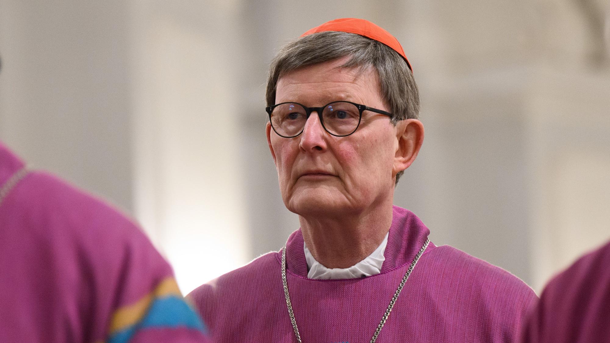 Kardinal Rainer Woelki, Erzbischof von Köln, kommt vor dem Eröffnungsgottesdienst der Frühjahrsvollversammlung der Deutschen Bischofskonferenz 2023 in die Dresdner Hofkirche.