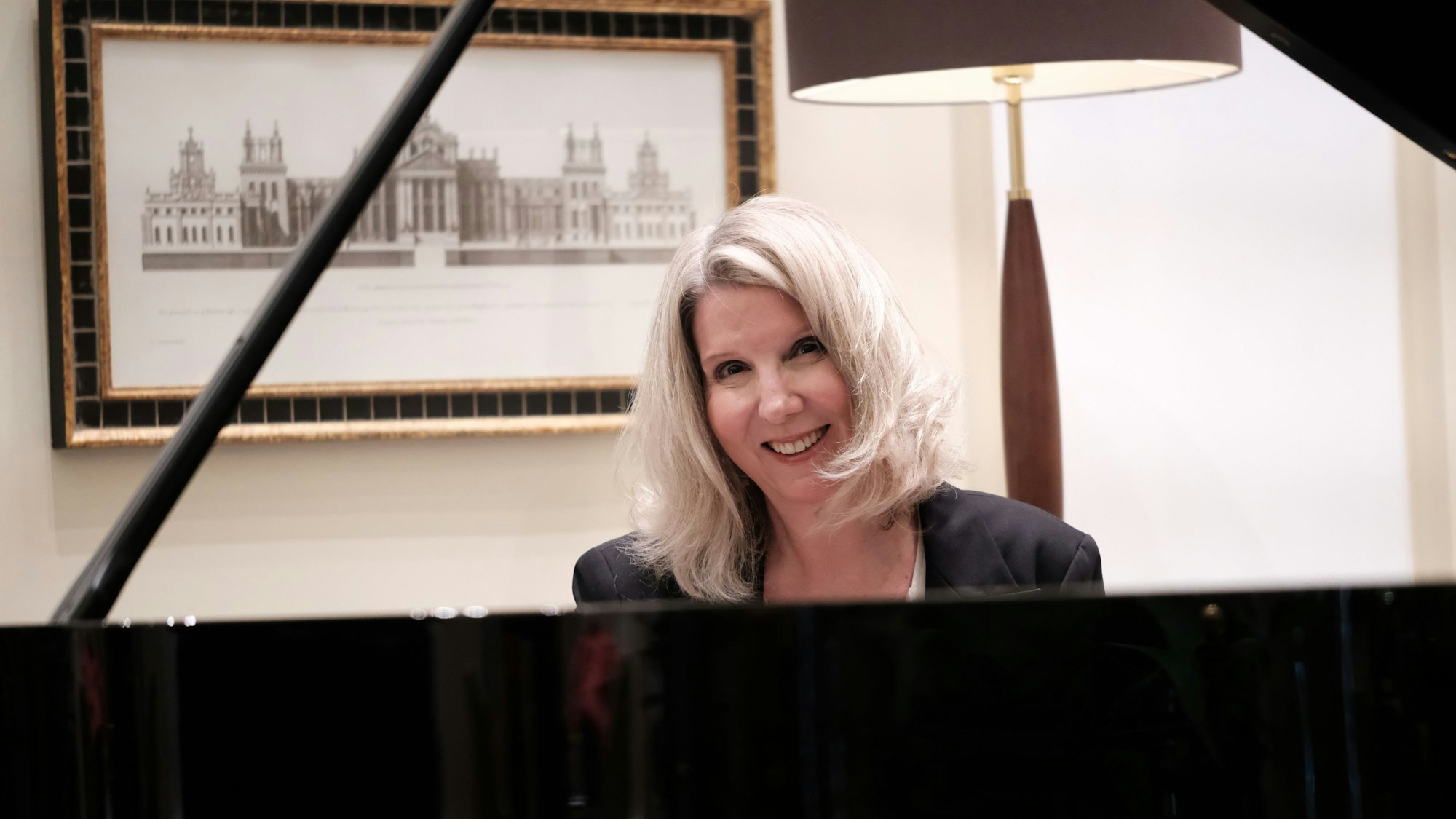 Robin Meloy Goldsby sitzt im Excelsior Hotel am Flügel.