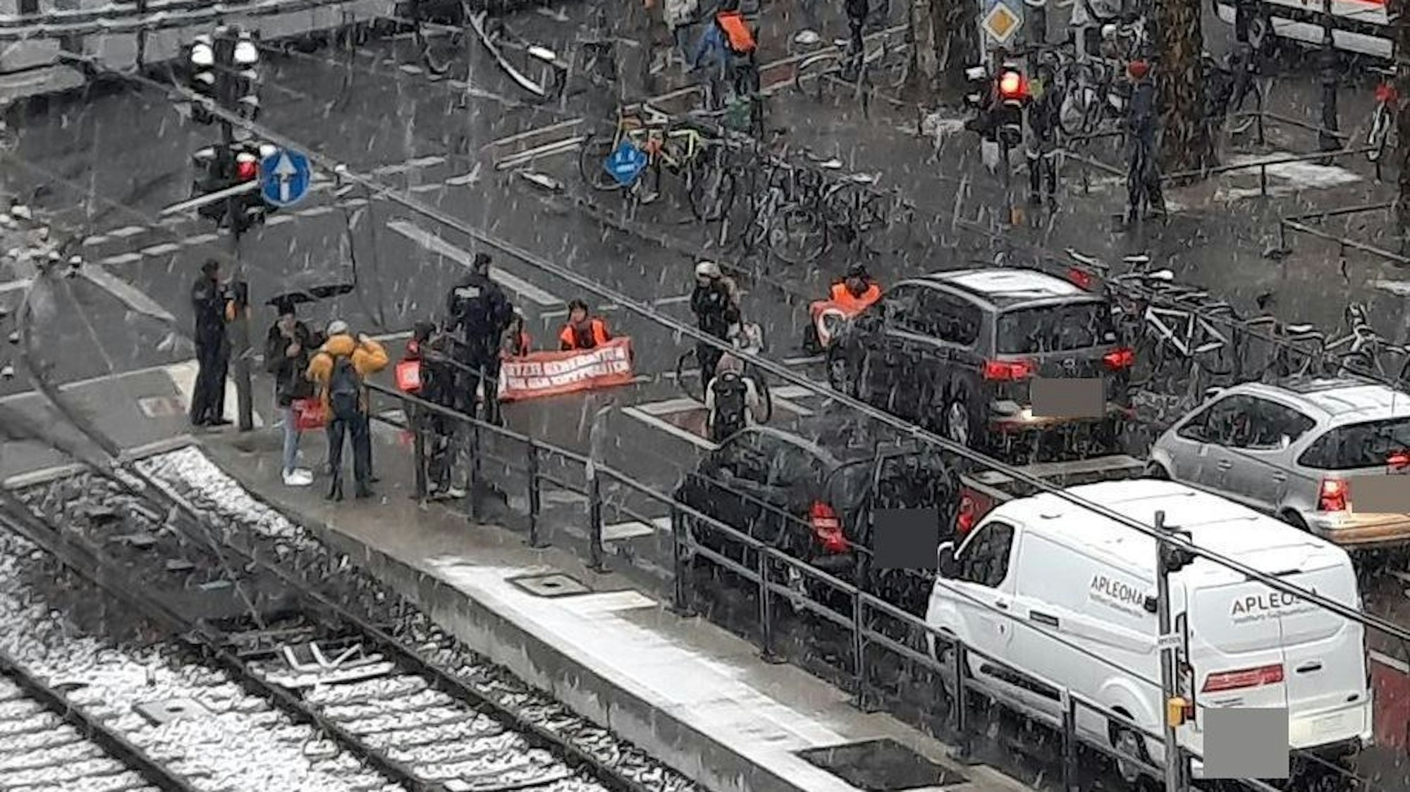 Klebeaktion am Zülpicher Platz