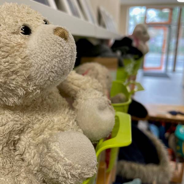 Ein Plüsch-Teddy liegt in einer Kita im Kreis Euskirchen.