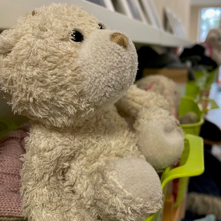 Ein Plüsch-Teddy liegt in einer Kita im Kreis Euskirchen.