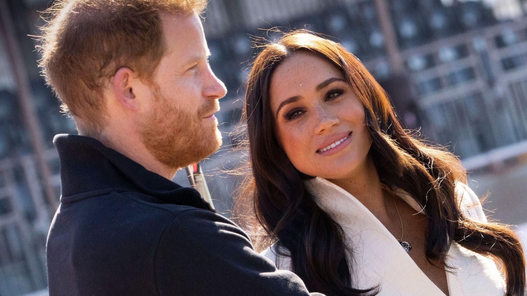 Prinz Harry, Herzog von Sussex, und Meghan, Herzogin von Sussex, nehmen an den Leichtathletikwettbewerben der Invictus Games 2022 im Zuiderpark teil.