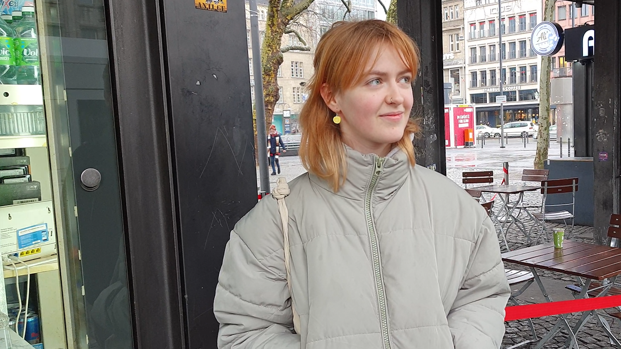 Ein Mädchen mit heller Jacke