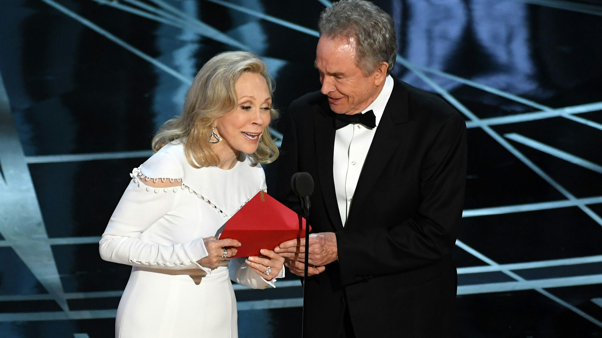 Faye Dunaway und Warren Beatty auf der Oscar-Bühne.