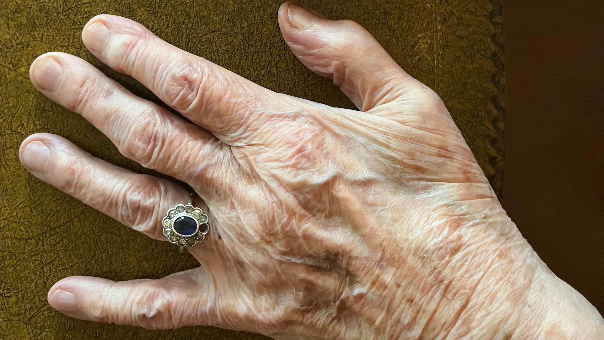 Detailaufnahme der Hand von Anna Nussbächer (97), die den Holocaust überlebt hat. Der Ring stammt von ihrer Mutter.