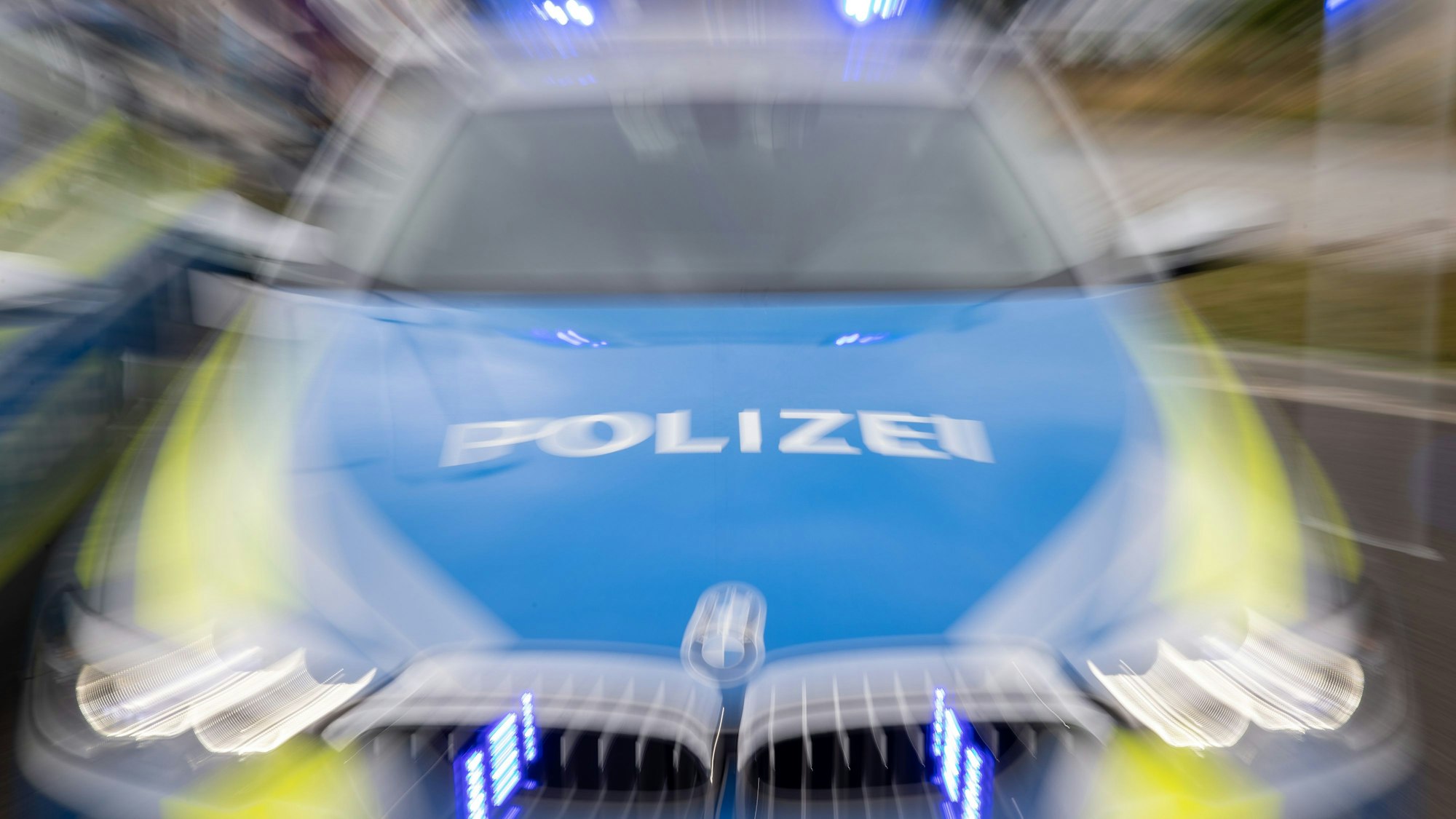 Auf dem Foto ist ein Polizeiwagen im Einsatz zu sehen.