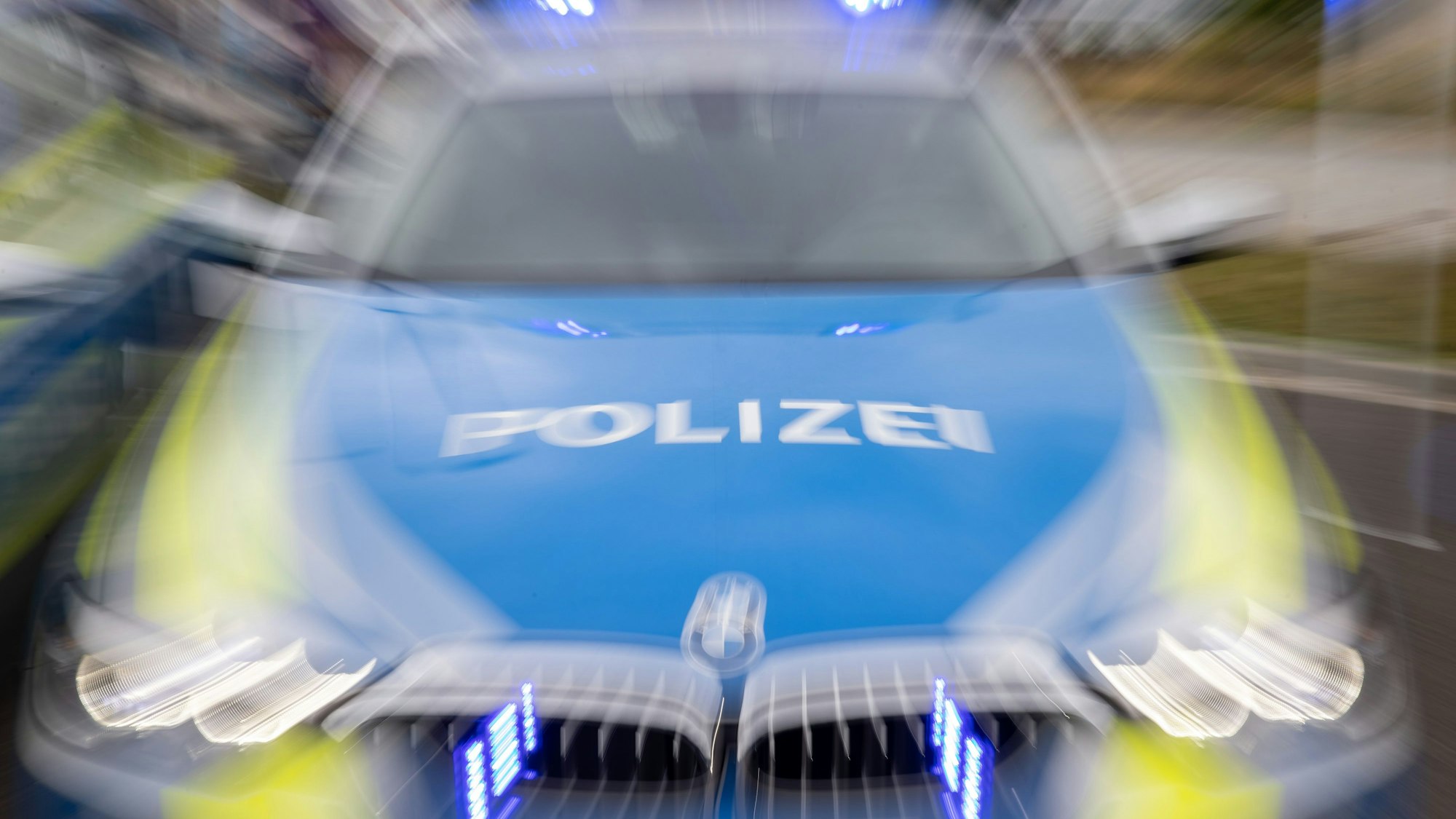Auf dem Foto ist ein Polizeiwagen im Einsatz zu sehen.