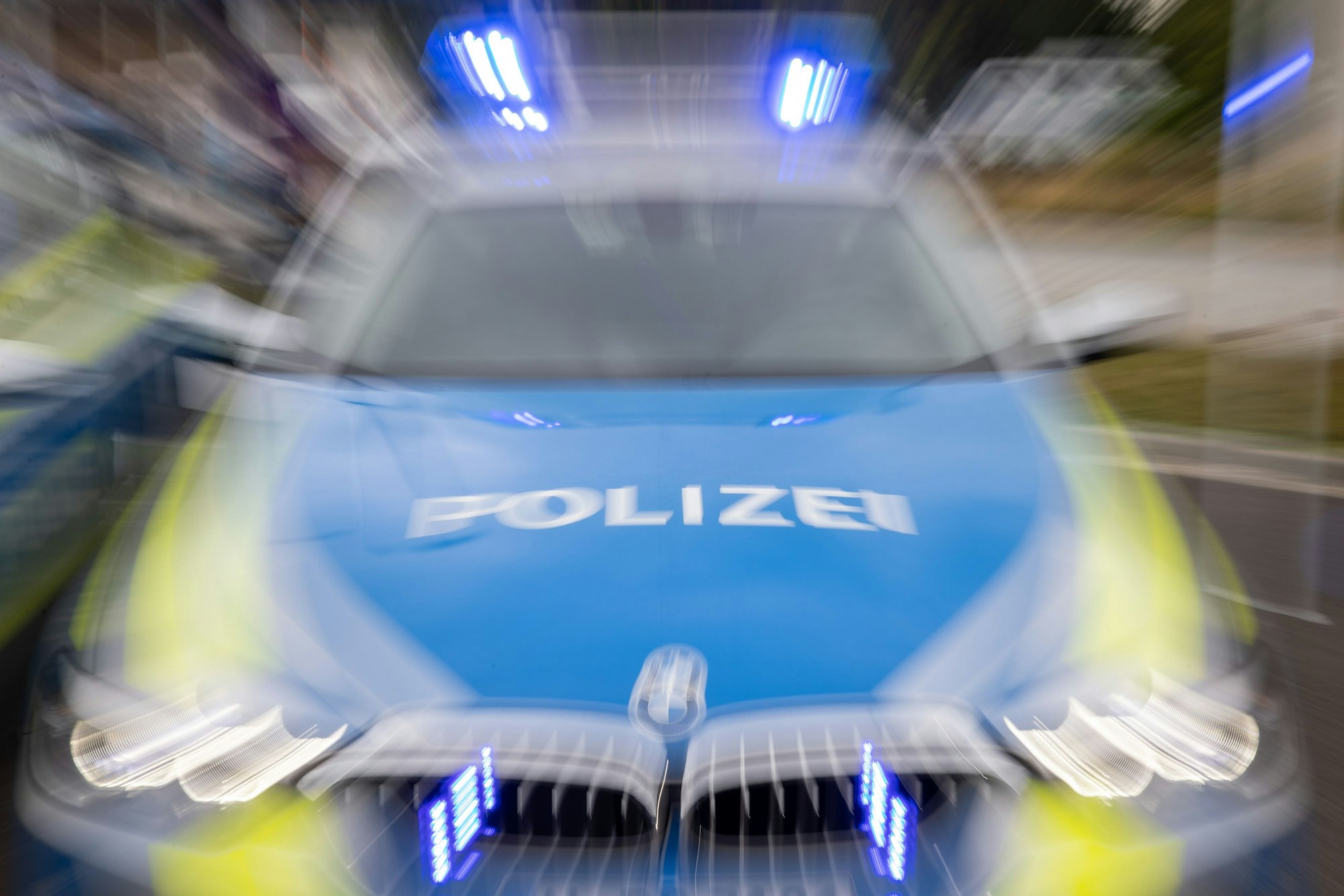Auf dem Foto ist ein Polizeiwagen im Einsatz zu sehen.