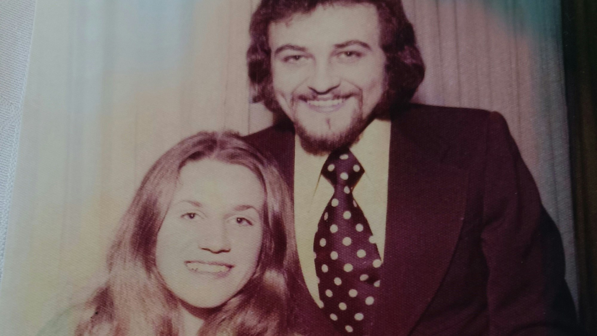 Das Ehepaar bei seiner Hochzeit. Michael (r.) trägt eine Krawatte mit Punkten.