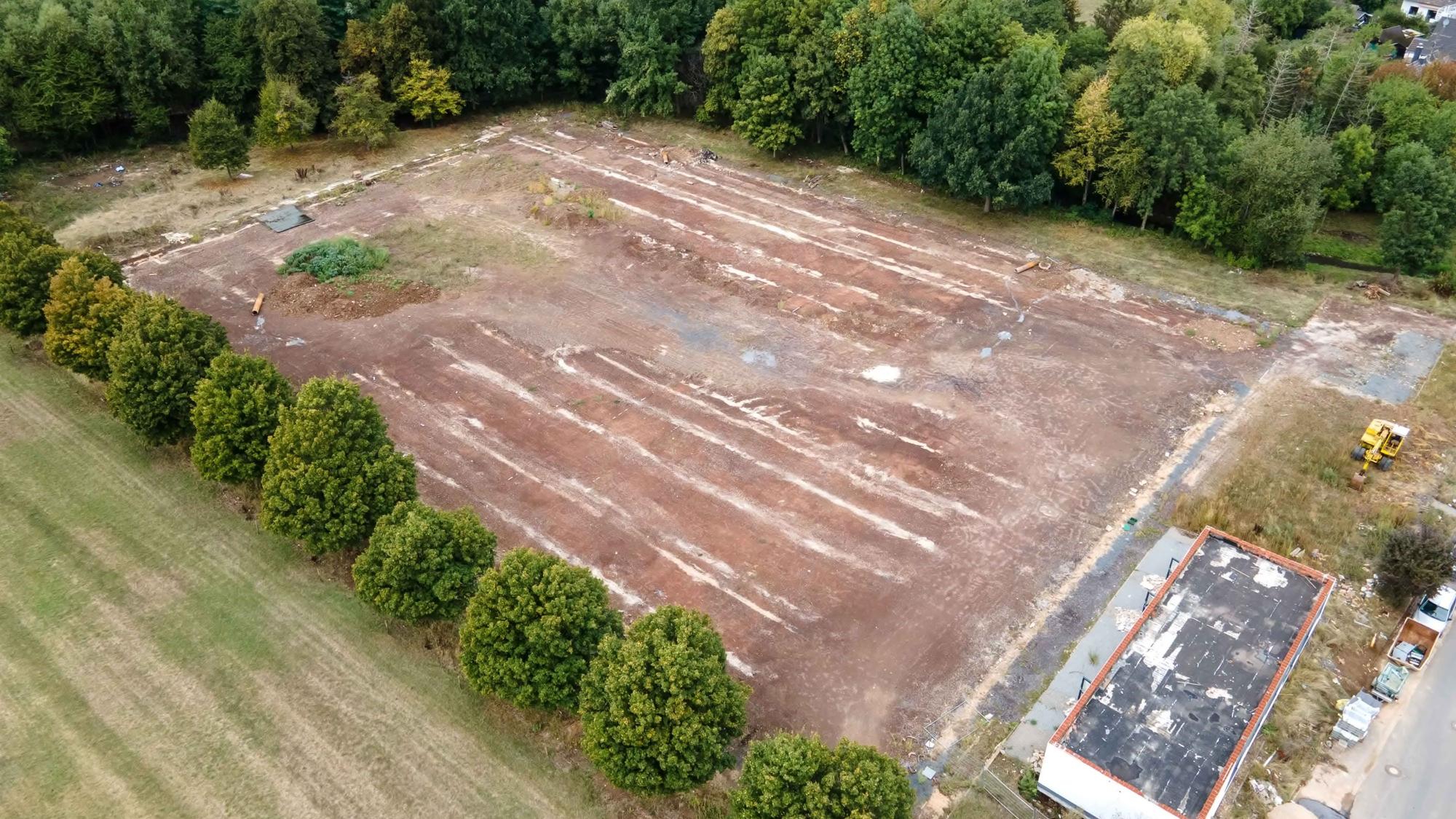 Das Luftbild zeigt den von der Flut völlig zerstörten Sportplatz in Roitzheim.