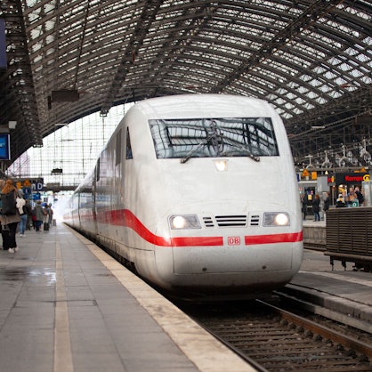 Ein ICE-Zug hält Einfahrt in den Kölner Hauptbahnhof.