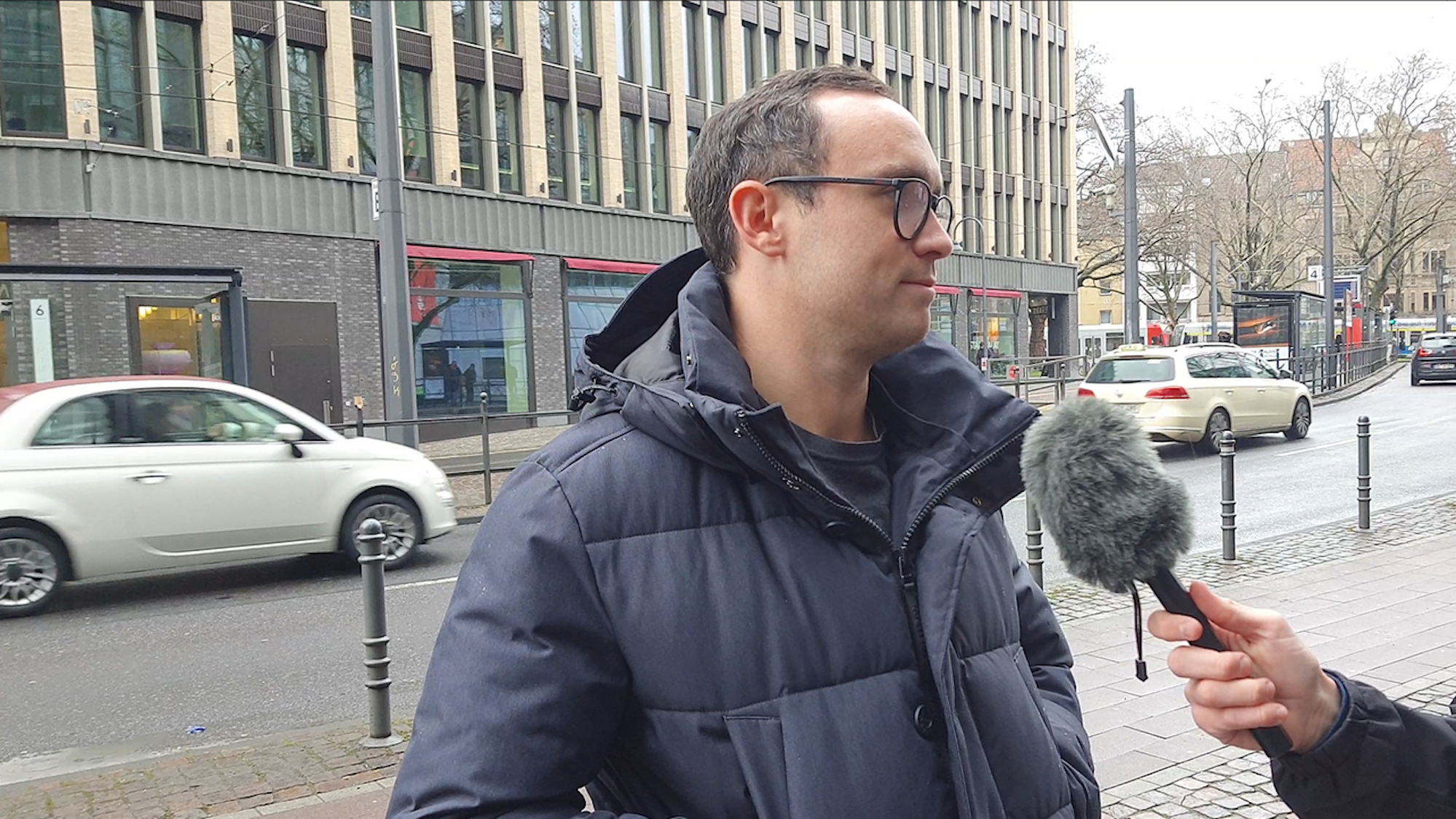 Ein Mann in dunkelblauer Jacke